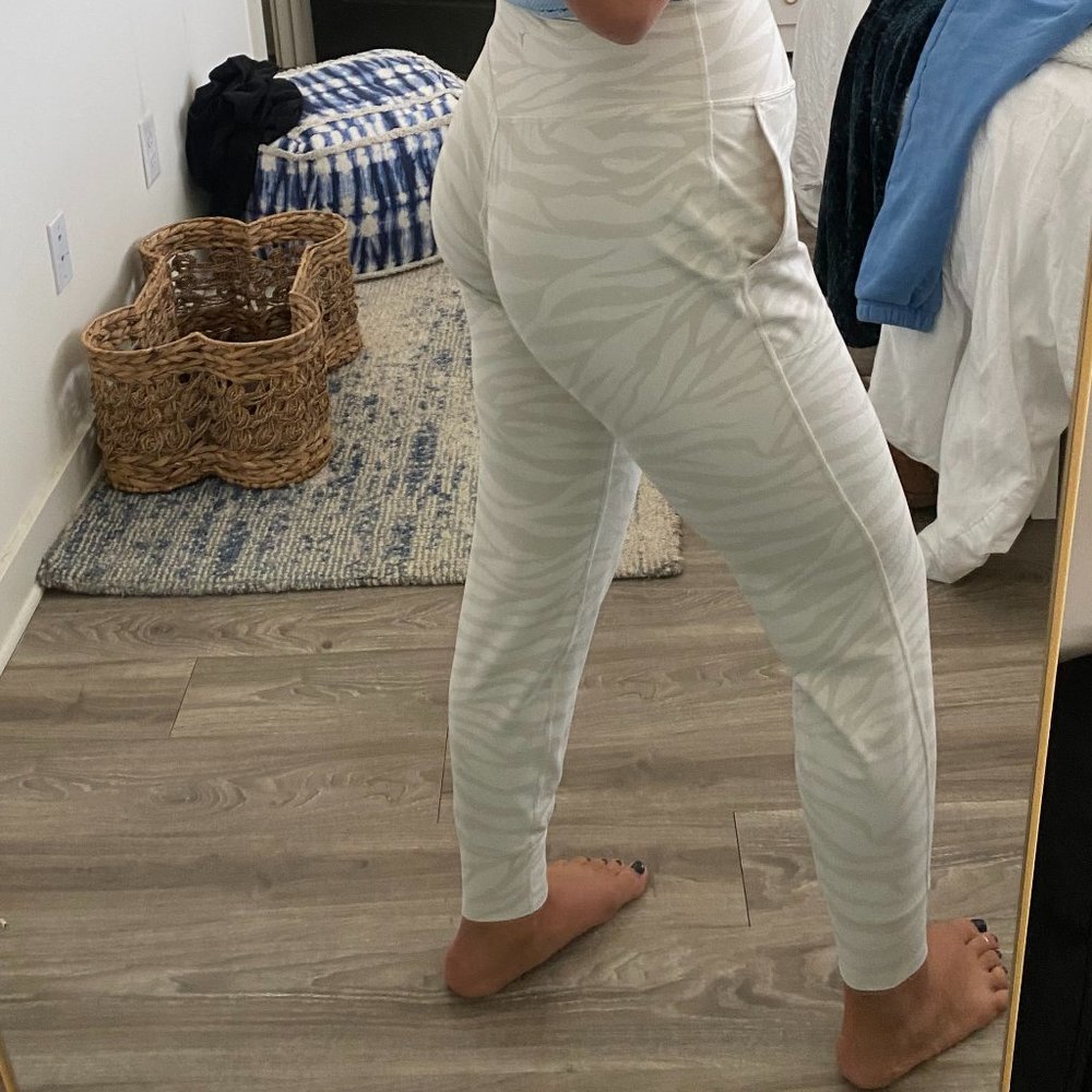 Old Navy Women's Cream and White zebra jogger leggings - Picture 3 of 5